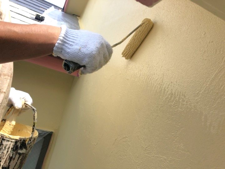 エラストコートで中塗り上塗り作業（一層・二層）