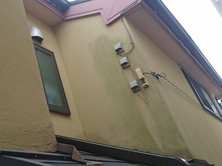 外壁はクラック（ひび割れ）が発生