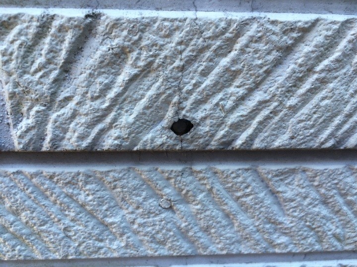 外壁に小さなひび割れが発生