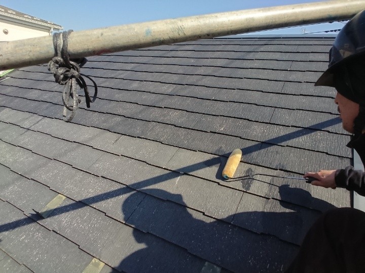 屋根の下塗り作業