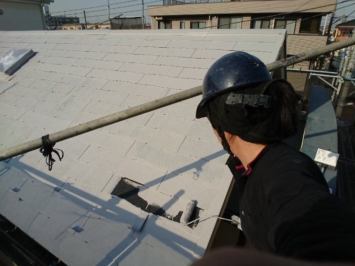 遮熱塗料サーモアイ4Fで「中塗り」作業