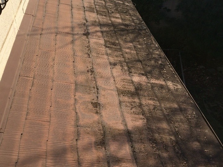 屋根は塗膜が破れている状態