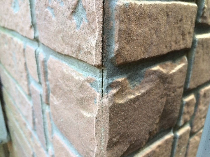 外壁のコーナー部にはひび割れが発生