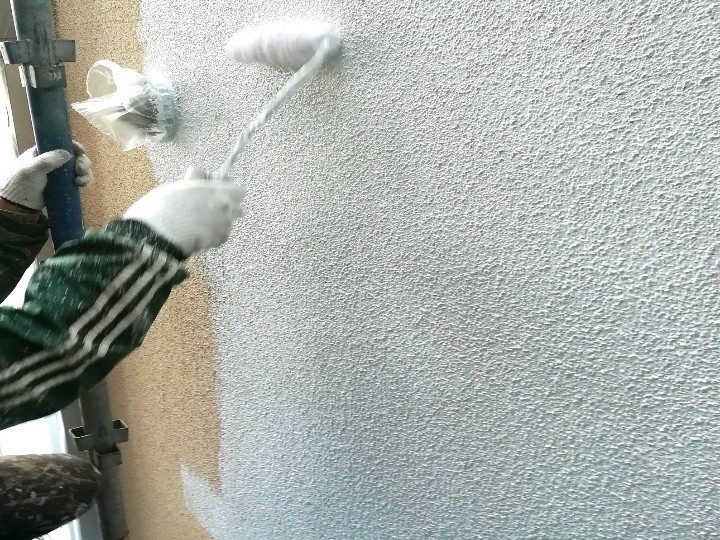 外壁の「下塗り」作業