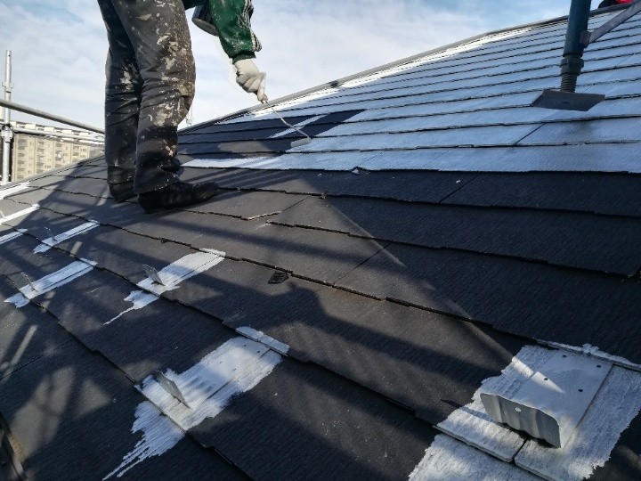 屋根の下塗り作業