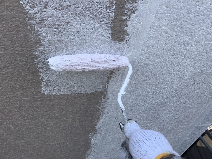 外壁の「下塗り」作業