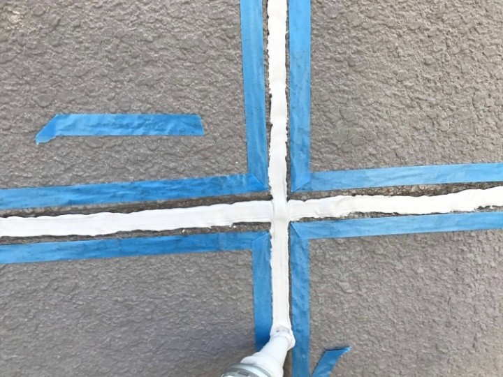 目地にコーキング材を充填(打ち増し)