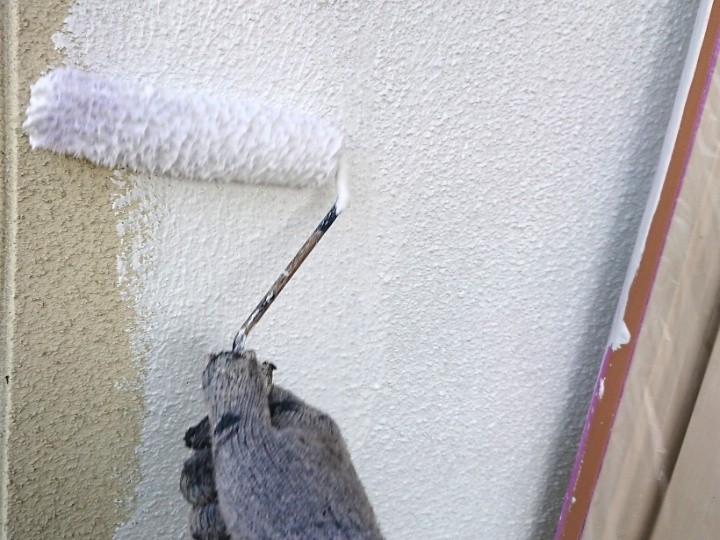 外壁の下塗り作業