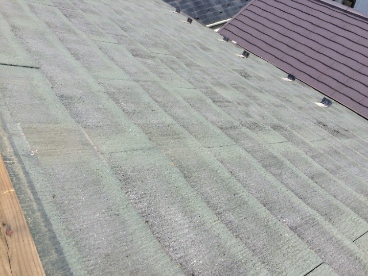 劣化症状が目立つスレート屋根