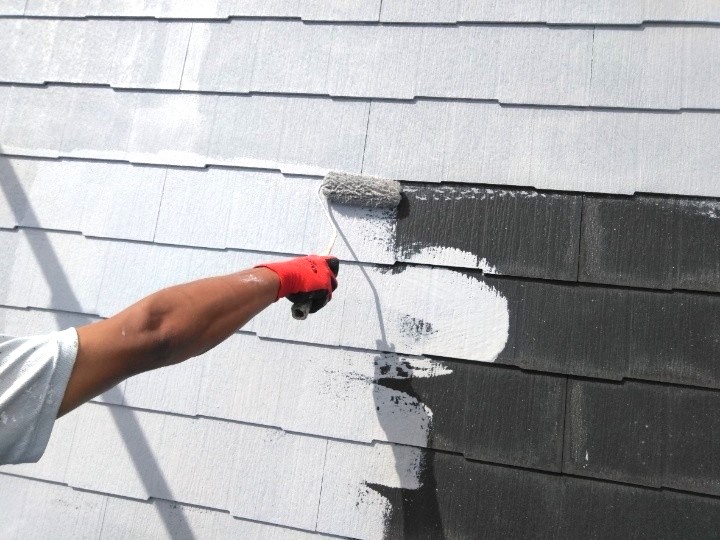 屋根の下塗り作業