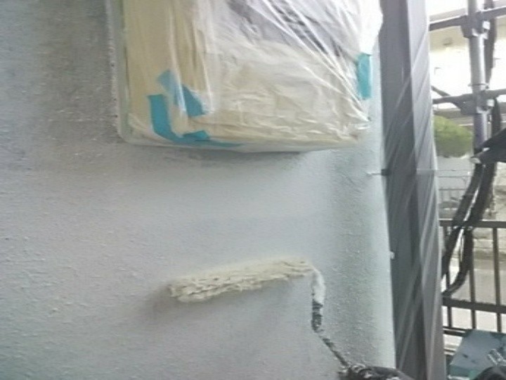 外壁の下塗り作業