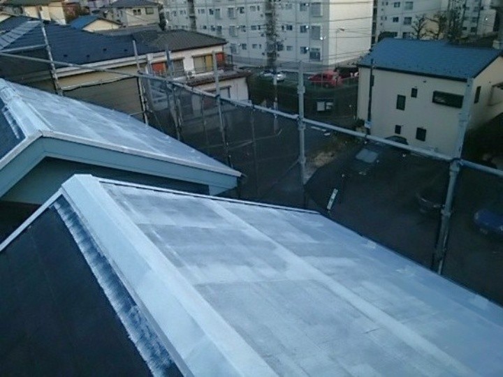 屋根の下塗り作業