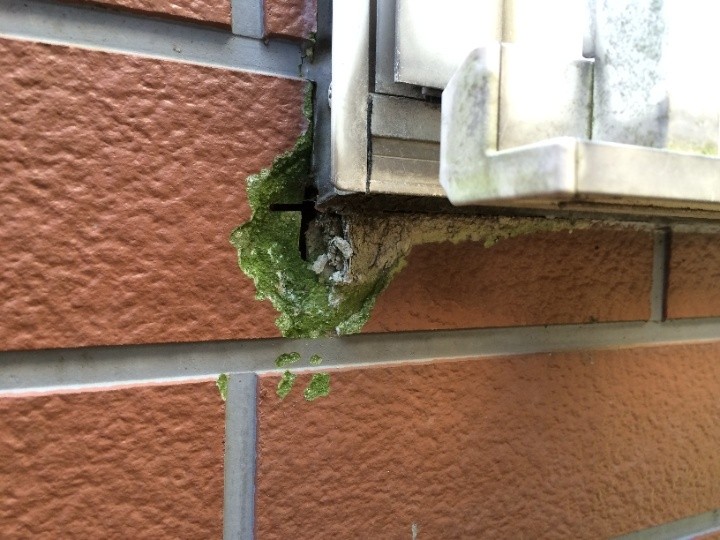 サッシの角部分は塗膜が剥がれている状態