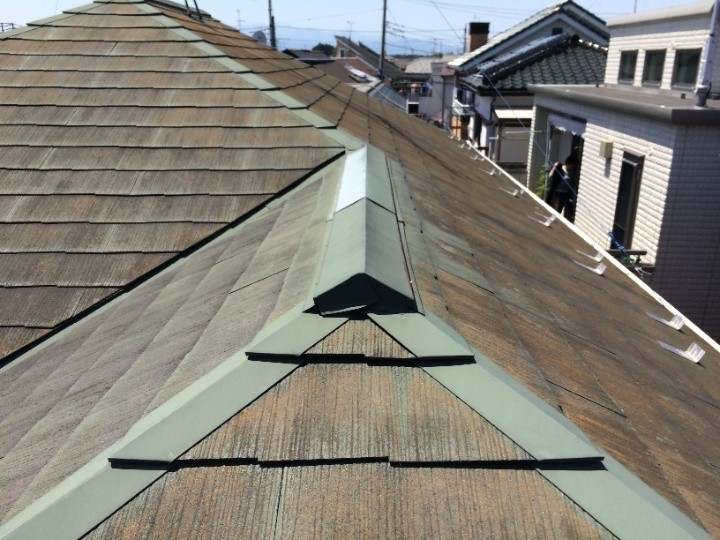 苔が繫殖した化粧スレート屋根