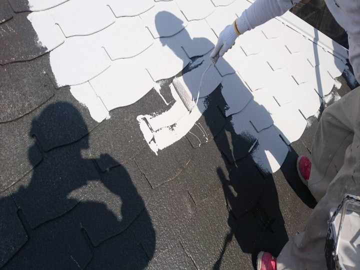 屋根の下塗り作業