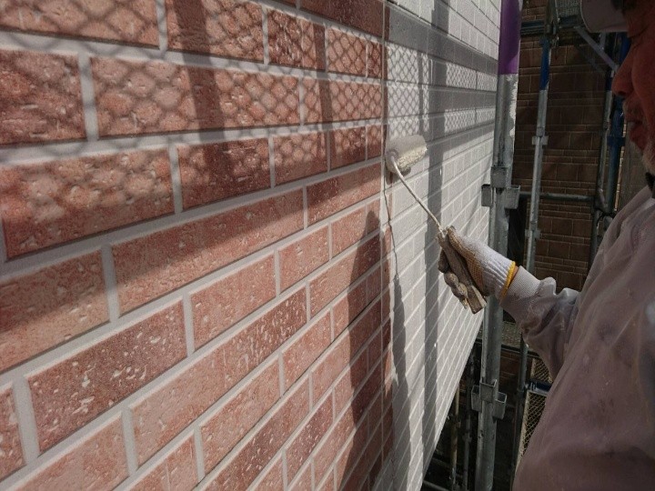 外壁の「下塗り」作業