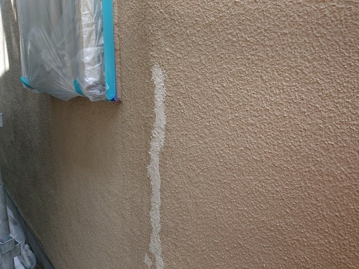 クラックが発生したモルタル外壁（1階）