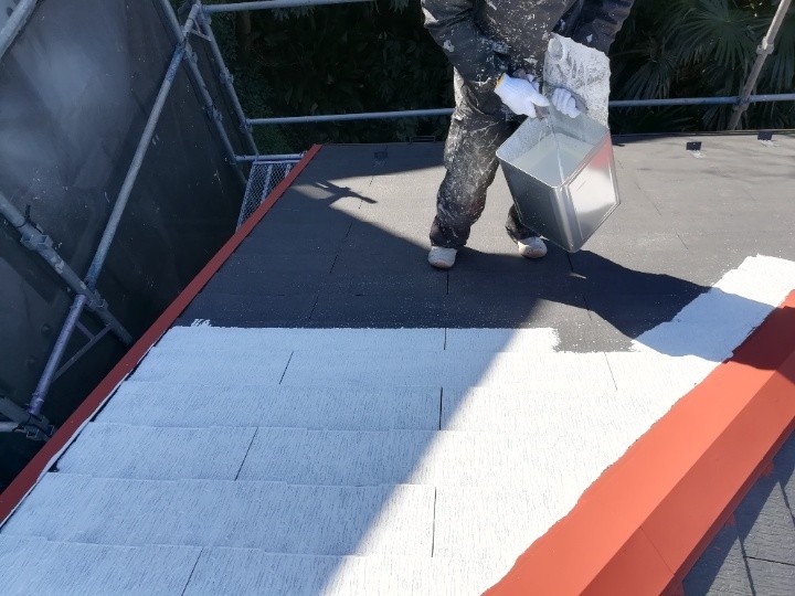 サビ止めを塗布して下塗り作業