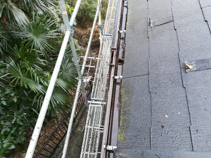 雨樋の詰まりを除去して清掃