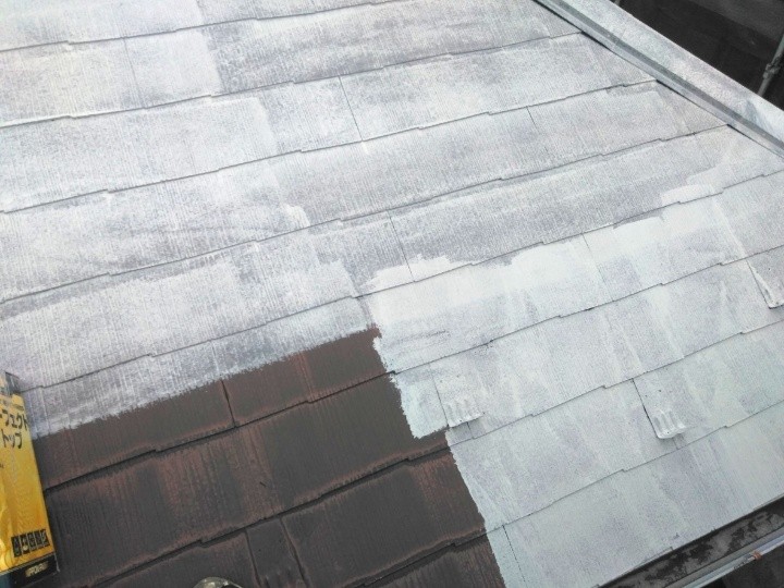 屋根の下塗り作業
