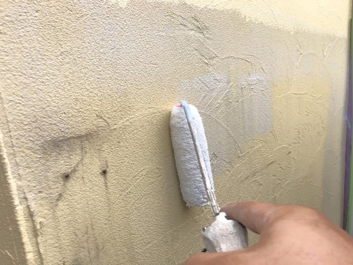 外壁の下塗り作業