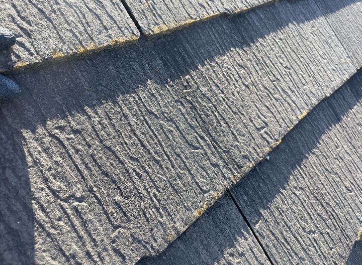 ひび割れたスレート屋根