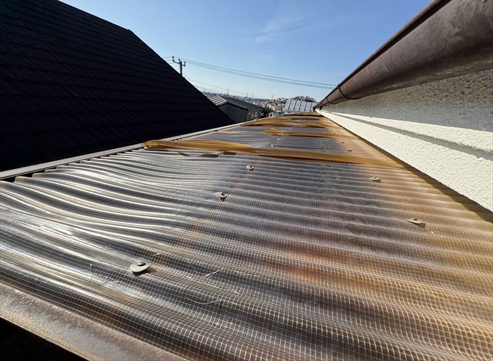 劣化して歪んでしまった波板