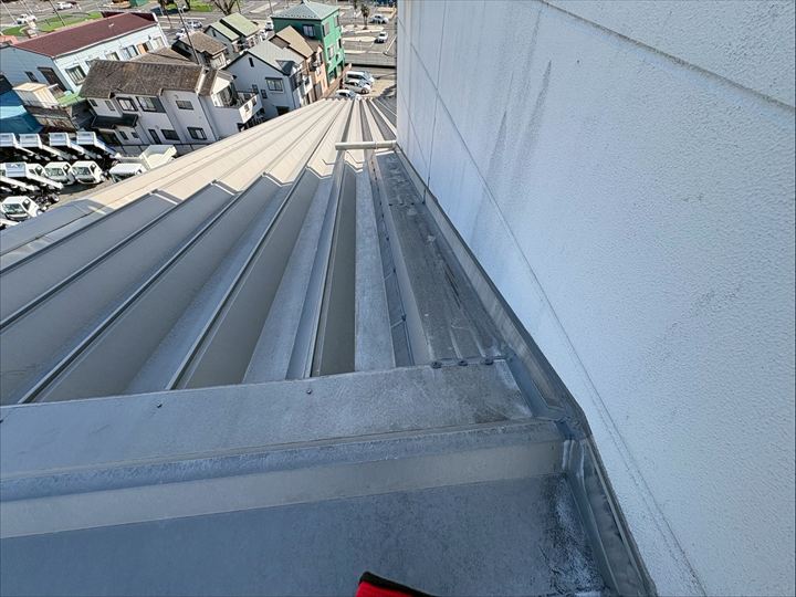 工場屋根からの雨漏りを調査