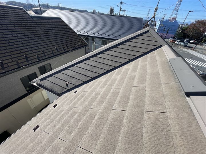 新しいスレート屋根も割れることはあります