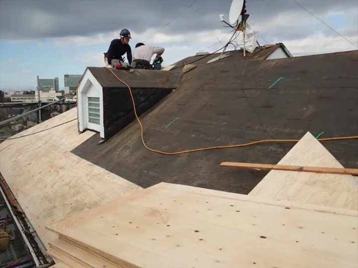 屋根を葺き替える様子