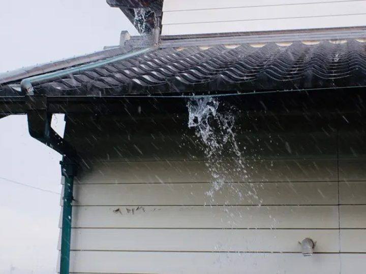 雨水が溢れている雨樋