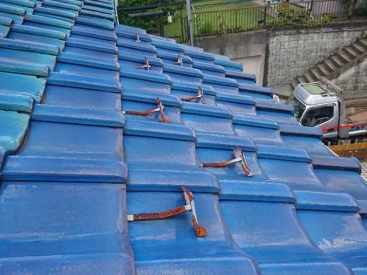 雪止めが付けられている瓦屋根