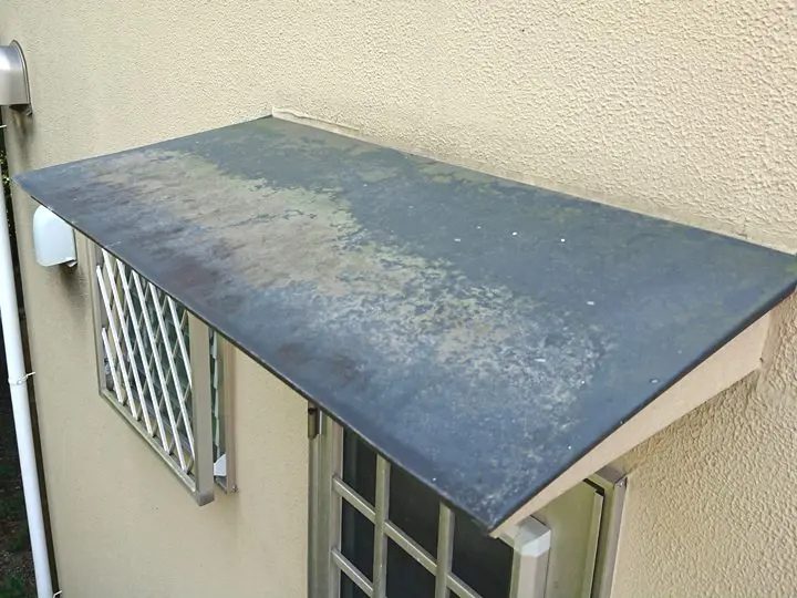 窓の上に設置された庇