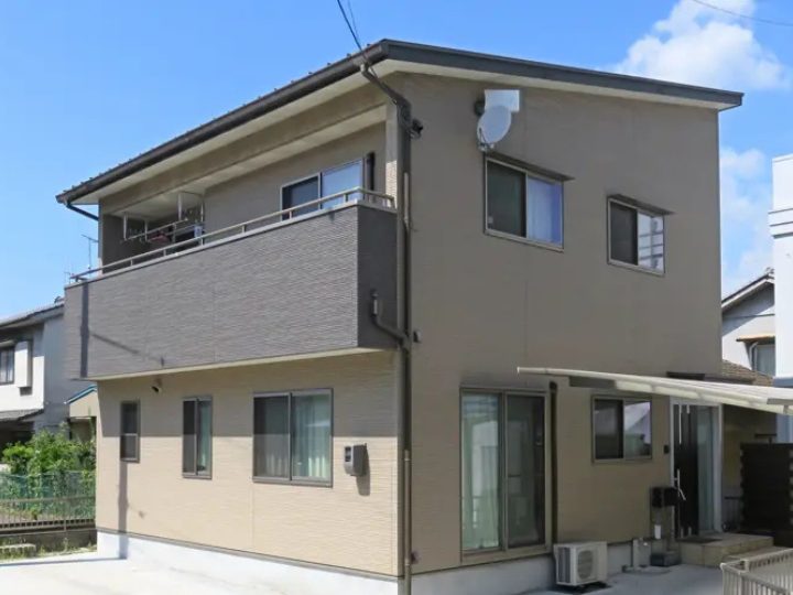 スタイリッシュな見た目の片流れ屋根