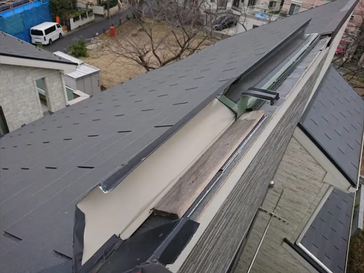 棟部分が剥がれた片流れ屋根