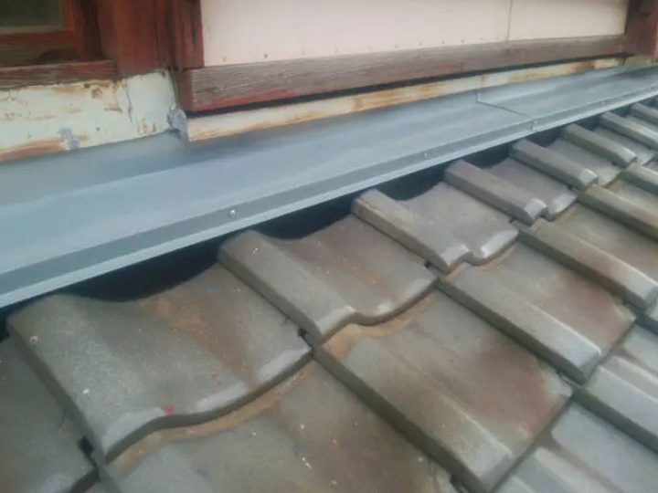 外壁と屋根の取り合い部に設置された雨仕舞い（板金）