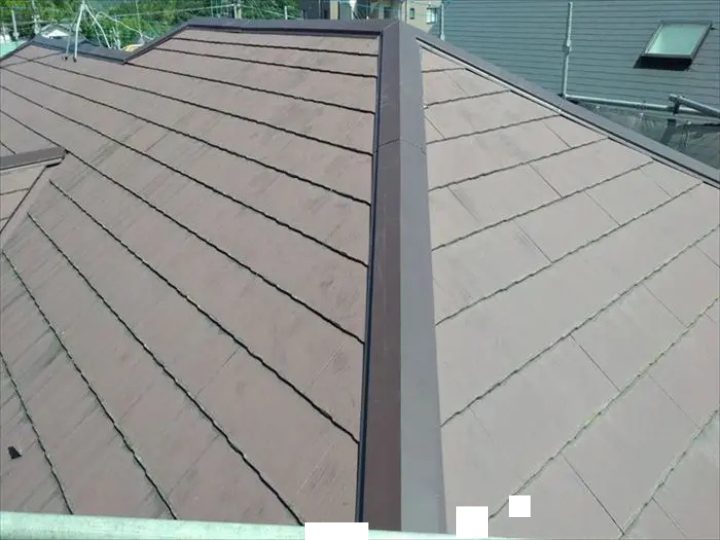 屋根の上の棟板金