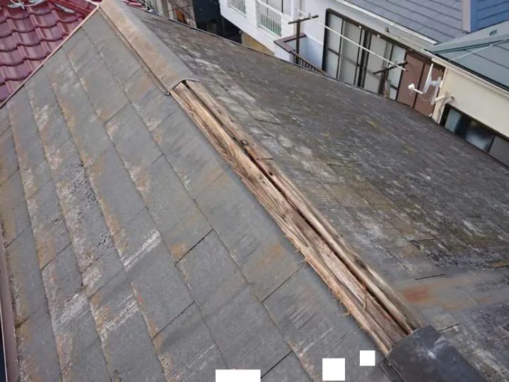 棟板金が飛散した屋根
