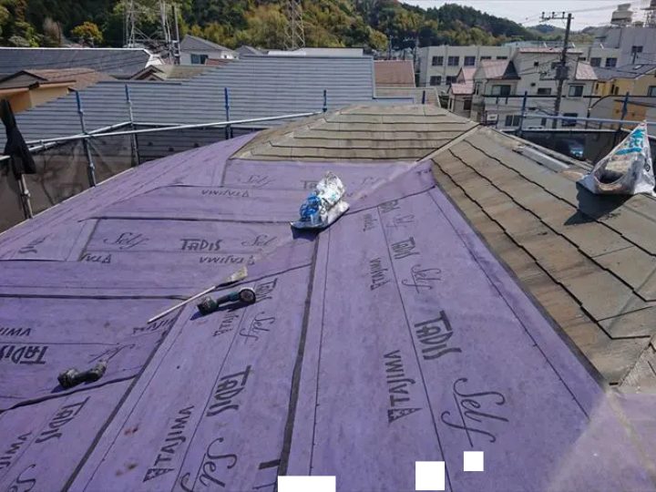 重ね葺き工事の様子