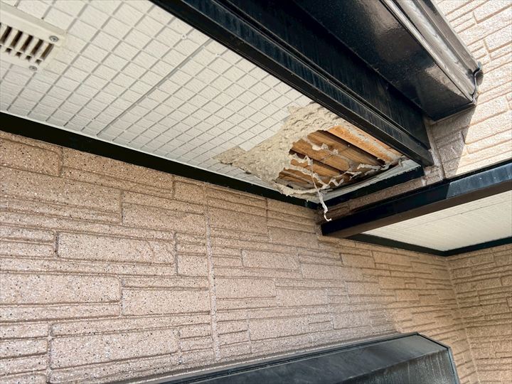 川崎市で軒天に穴が開いたら要注意!屋根の不具合から始まる二次被害と適切な修理方法を解説