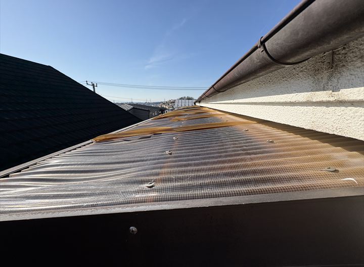 近くで波板を点検します