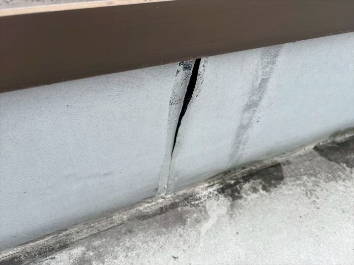 隙間のあいたシート防水