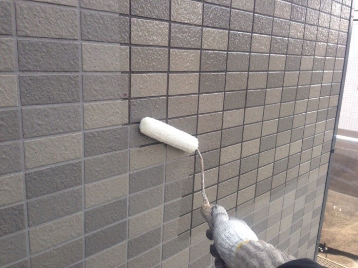 タイル壁にファイングラシィSiを塗布