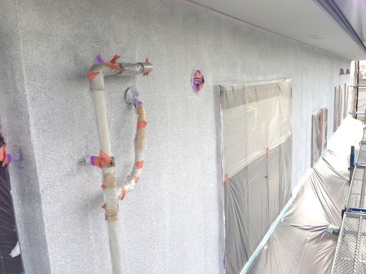 外壁の下塗り作業