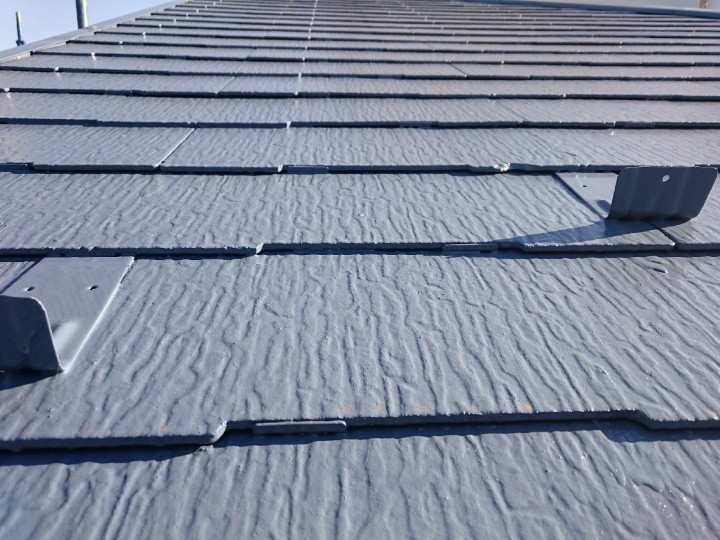 屋根の下塗り作業