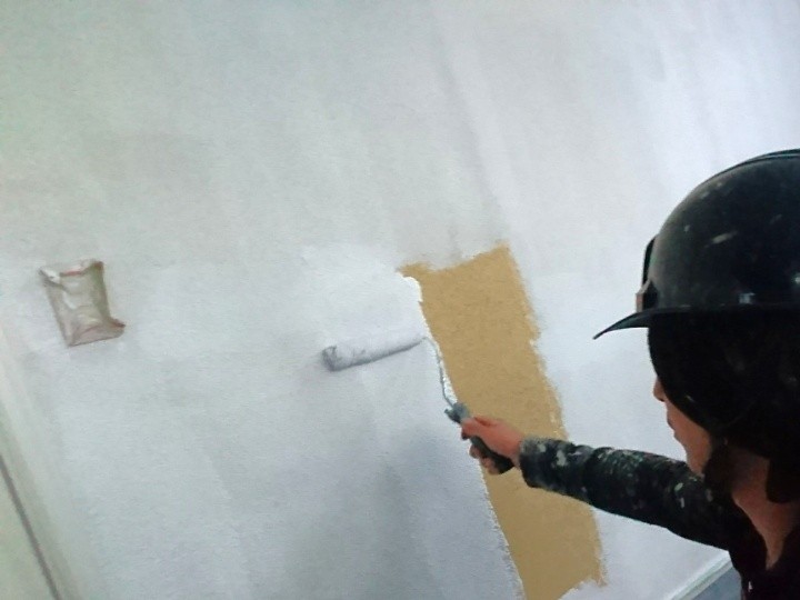 外壁の下塗り作業