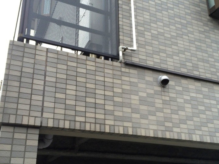 タイル壁にある伸縮目地が劣化した状態