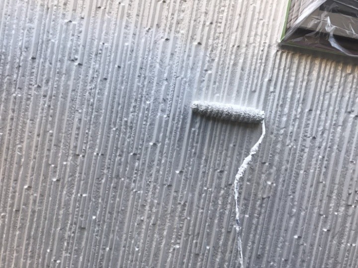 外壁の下塗り作業