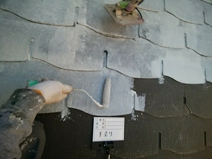 屋根の下塗り作業