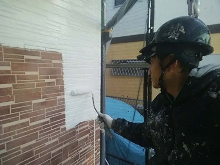 外壁の下塗り作業